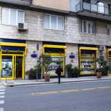 Salutiamo la famiglia Sifanno e ci spostiamo nel quartiere Madonnella, in via De Giosa. Qui l�angolo con via Celentano � occupato dalle cinque vetrine gialle della bottega di dolciumi �Caputo�, inaugurata 67 anni fa